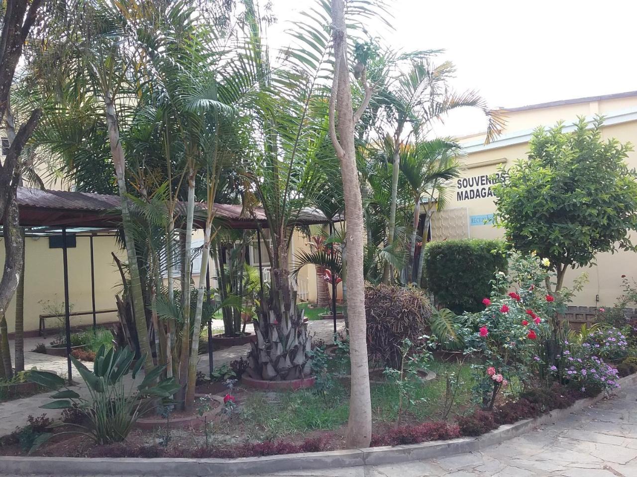 Hotel - Appartement Meuble " Les Flots Bleu " Antananarivo Exterior foto