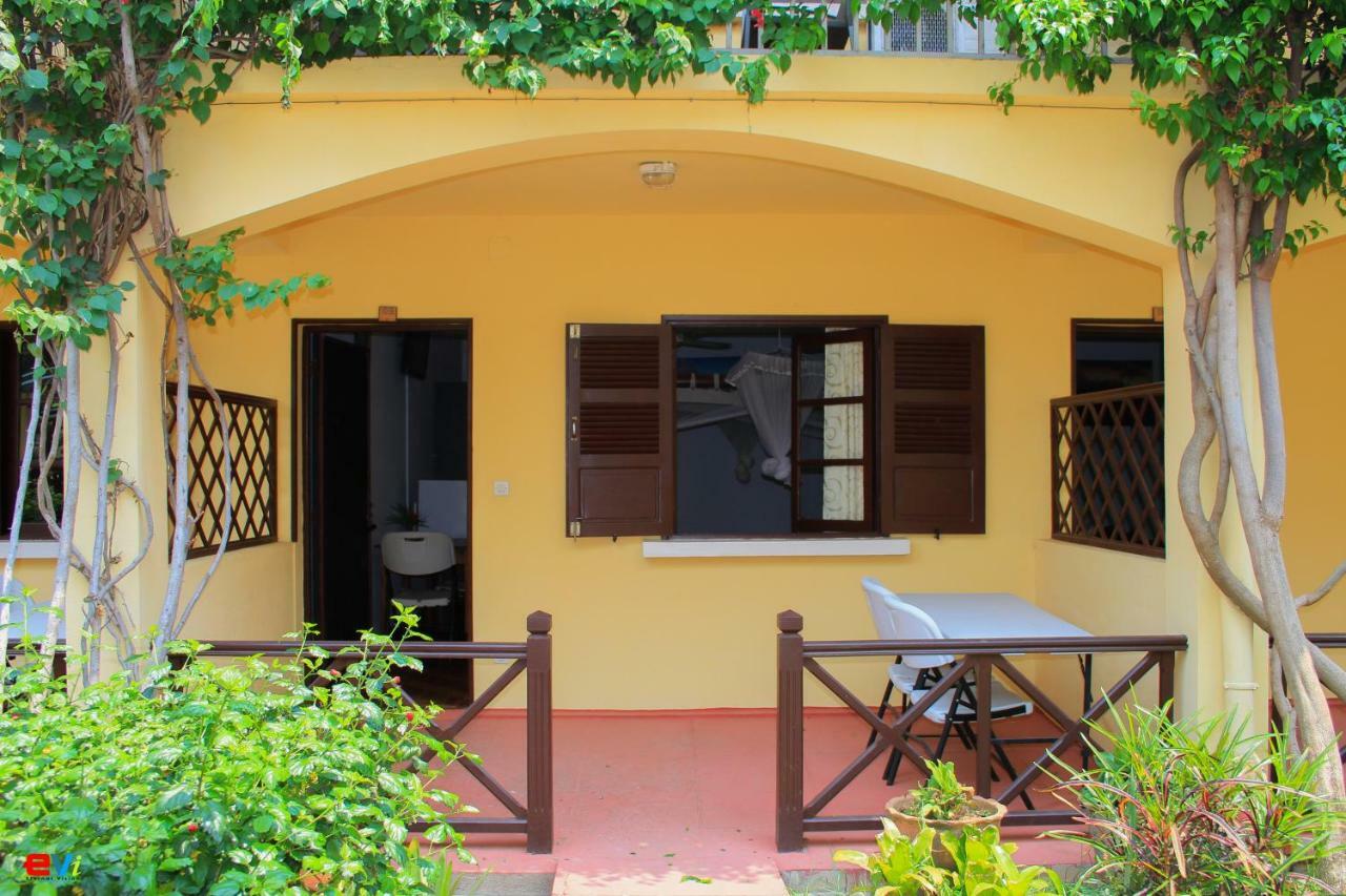 Hotel - Appartement Meuble " Les Flots Bleu " Antananarivo Exterior foto